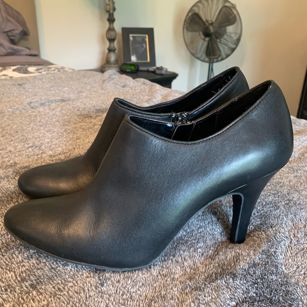 Moda Reflex black booties size 8.5.